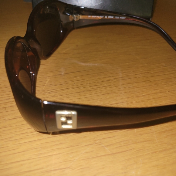 β€οΈβπ₯FENDI Sunglasses case and box - Picture 3 of 13